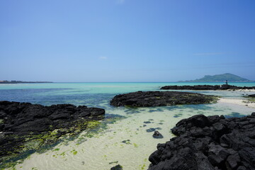 Fototapeta na wymiar clear rock beach and island