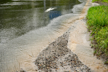 大雨で崩れた道路
