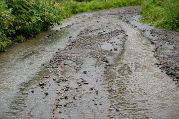 大雨で崩れた道路