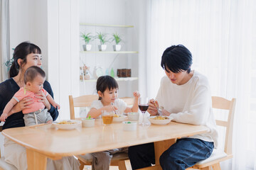 全員でごはんを食べる幸せな家族
