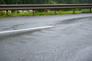 豪雨の冠水した道路