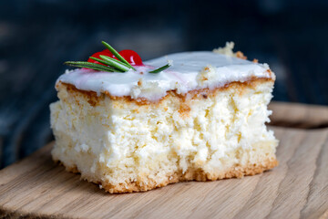 curd cake to cover with icing sugar on top