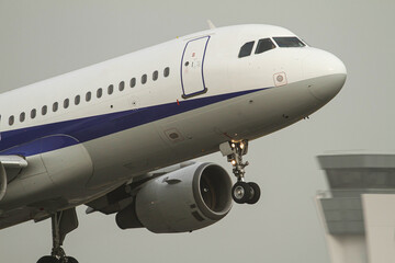離陸する飛行機