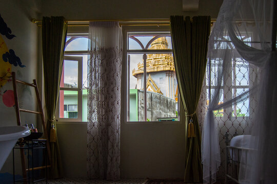 Vue de la fenêtre montrant une pagode