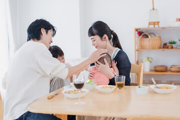 赤ちゃんに授乳をするお母さん