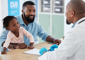 Obraz premium Pediatrician, child patient and doctor man talking to the father of a healthy and happy little girl during a consultation of checkup at a hospital. Black family, healthcare and good medical insurance