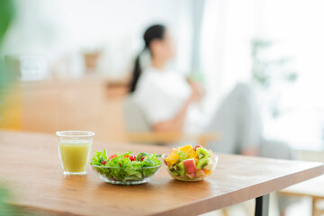 朝食と若い女性