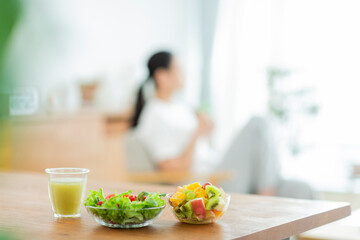 Naklejka premium 朝食と若い女性