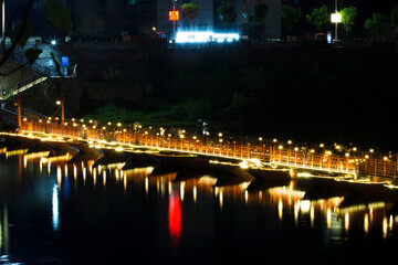 Naklejka premium brige over the river at night