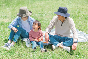 公園でピクニックする日本人家族・ファミリー・親子
