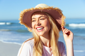 Obraz premium Caucasian woman enjoying at beach