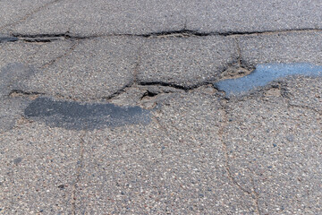 Obraz premium An old paved road with a lot of holes and damage