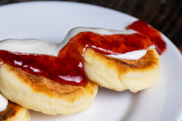 cottage cheese cheese cakes are eaten with sour cream or jam
