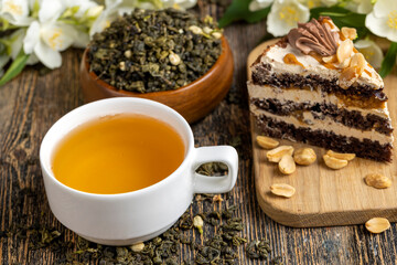Obraz na płótnie Canvas Brewed green tea with jasmine on the table