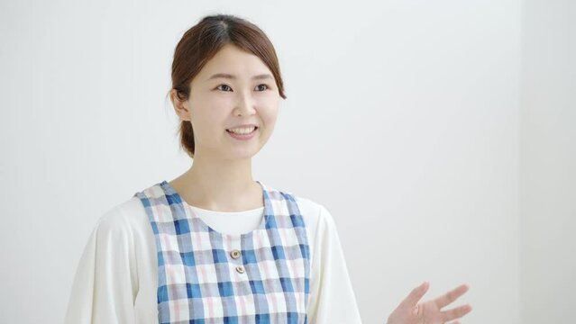 60p　笑顔で話す女性保育士