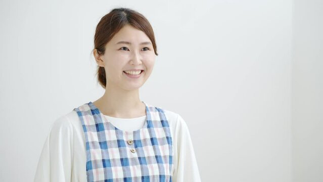 60p　笑顔で話す女性保育士