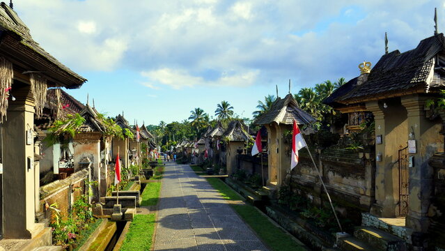 Hauptstraße durch das Museumsdorf Penglipuran in Bali mit alten traditionellen Häusern und Palmen