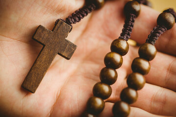 Naklejka premium Hand holding rosary beads