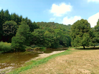 Fototapeta na wymiar Der Fluss Our in Ostbelgien beim Ort Ouren im Dreiländereck Belgien, Deutschland, Luxemburg. 