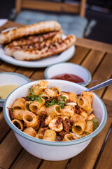 Nudelsalat in einer Schüssel 