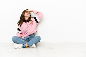 Young caucasian woman sitting on the floor isolated on white background has realized something and intending the solution