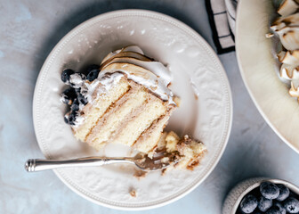 burnt meringue birthday cake with blueberries sweet torte vanilla cake happy feels peace of cake 