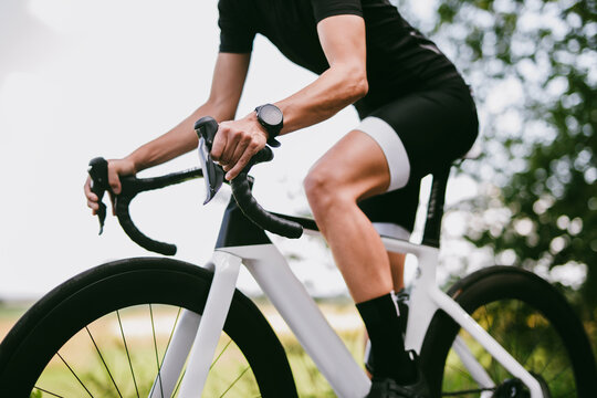 Bildausschnitt einer Frau auf einem Rennrad, sportliche Frau und modernes Rennrad