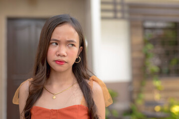 A young woman, annoyed by the situation she was witnessing, cast a sidelong glance while scrunching...