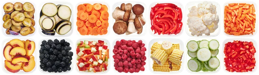 Foto op Plexiglas Verse groenten Plastic containers met gehakte groenten. Bovenaanzicht van rauwe groenten (courgette, wortelen, paprika, aubergines, perziken, maïs, bramen, frambozen) geïsoleerd op witte achtergrond