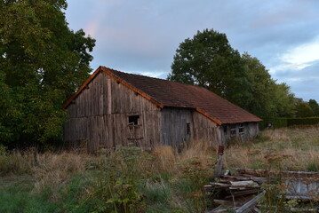 Une vieille grange délabrée dans la campagne française