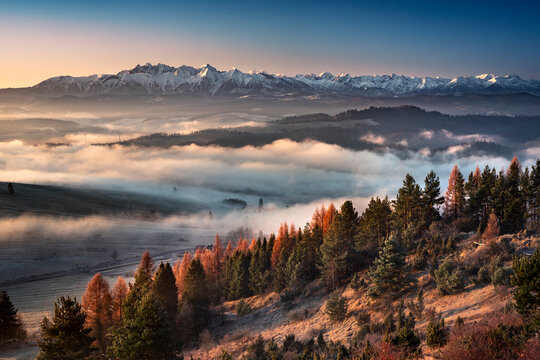 Fototapeta December, view from the Pieniny Mountains - Mount Wżdżar on the Tatra Mountains and fog. Grudzień, widok z Pienin - góra wżdżar na tatry i mgły.  Jesień