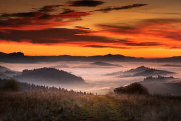 Fototapeta Autumn, fog. View from Spisz to the Pieniny Mountains. Sunrise. Jesień, mgła. Widok ze Spisza na pieniny. Wschód słońca. Barwy i kolory jesieni. Wschód słońca
 obraz