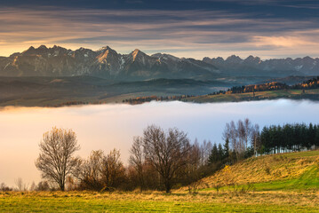 A foggy, autumn morning in the Pieniny Mountains with a view of the Tatra Mountains. Mglisty, jesienny poranek w Pieninach z widokiem na Tatry i panoramę górską