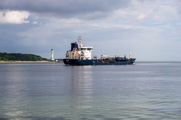 Kieler Förde in Heikendorf, ein Cemietanker passiert die Friedrichsorter Enge beim Leuchtturm in die Ostsee