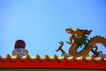 Fototapeta premium Beautiful dragon statue on chinese temple roof