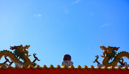 Fototapeta na wymiar Beautiful dragon statue on chinese temple roof