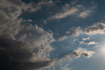 日が暮れてきた空と雲