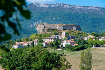 Vue distante du vieux village de Mison, France, entouré de collines, au pied de son château...
