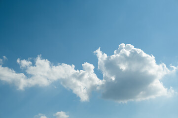 空にもこもこ白い雲と天気の良い空