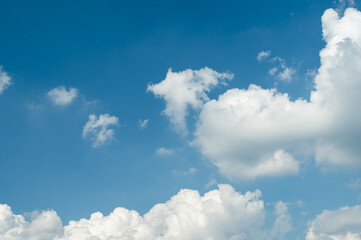 Fototapeta na wymiar 空にもこもこ白い雲と天気の良い空