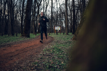 Obraz premium Young redhead man running in forest