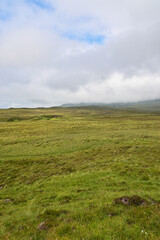 Landschaft in der Gebirgsregion Quiraing auf der Isle of Skye, Schottland mit Wolken und Wiesen