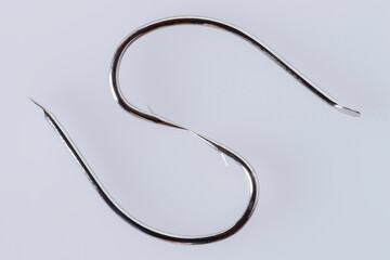釣り針、白い背景に光る針