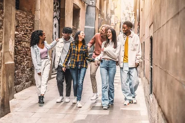 Poster Milan Heureux groupe multiracial d& 39 amis marchant dans la rue de la ville - Jeunes joyeux traînant dehors ensemble - Concept d& 39 amitié avec des gars et des filles s& 39 amusant à l& 39 extérieur