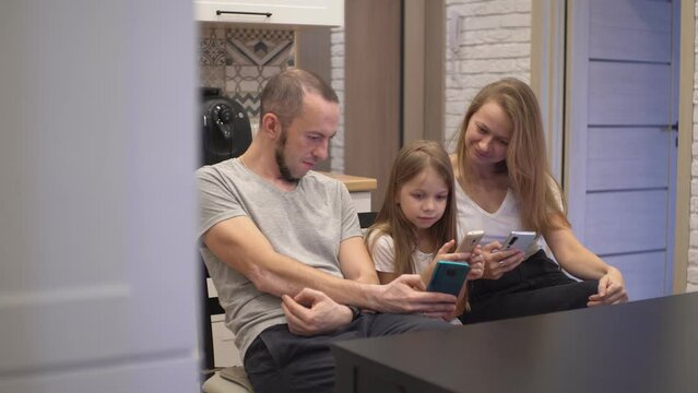 mom, dad and daughter make an online order