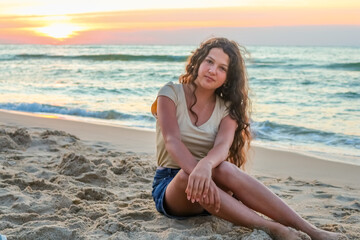 Fototapeta na wymiar girl on the sea beach