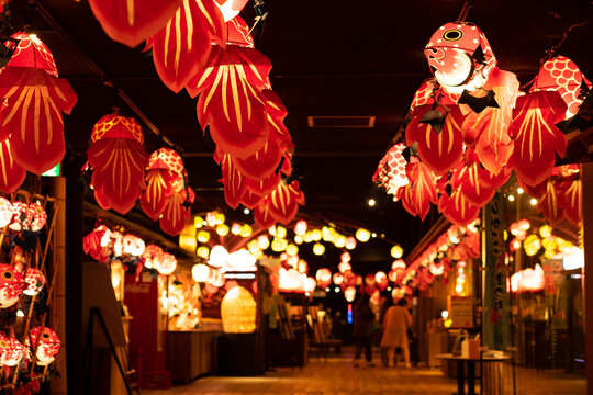 金魚の提灯　たくさん　Goldfish-shaped Japanese lanterns at a summer festival, traditional night event