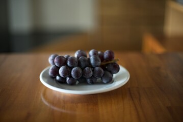 白い皿に乗せた巨峰