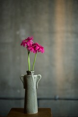 テーブルの上の花瓶とガーベラ	