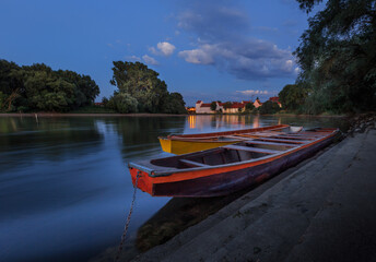 Zwei Ruderboote auf der Donau an einer Anlegestelle in Staubing, Abendstimmung Sonnenuntergang